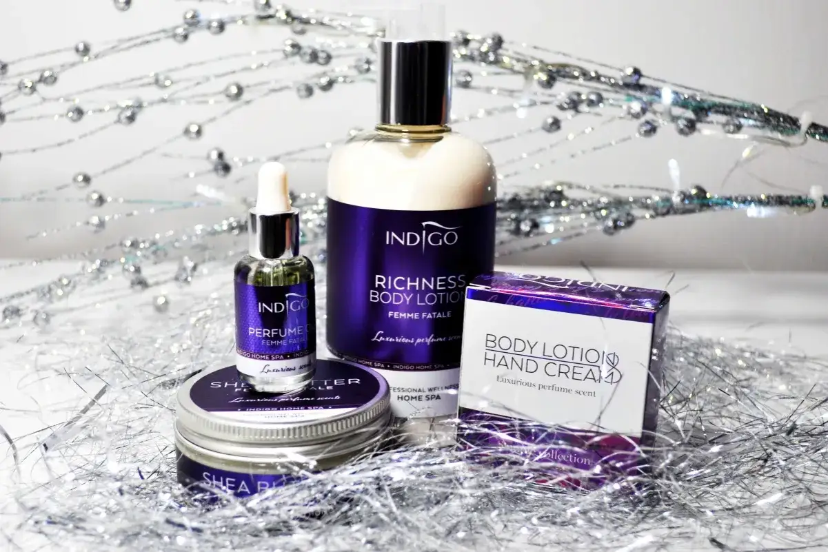 Flakony perfum i balsamy Indigo obok siebie